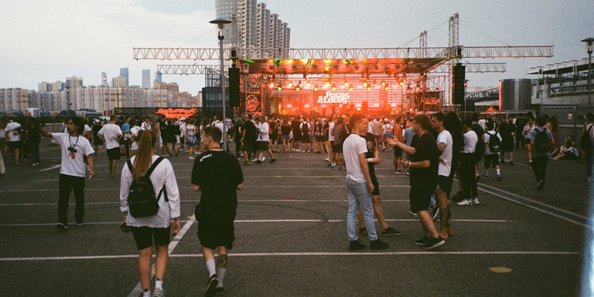 Pourquoi le sac banane est l'accessoire parfait pour un festival ?