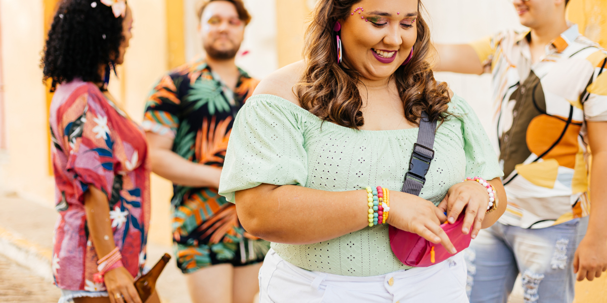 Sac banane en soirée : bonne ou mauvaise idée ?