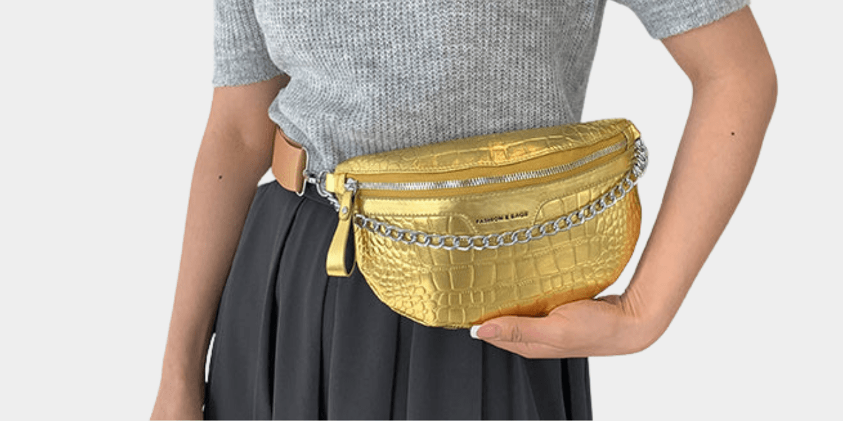 femme portant un sac banane doré